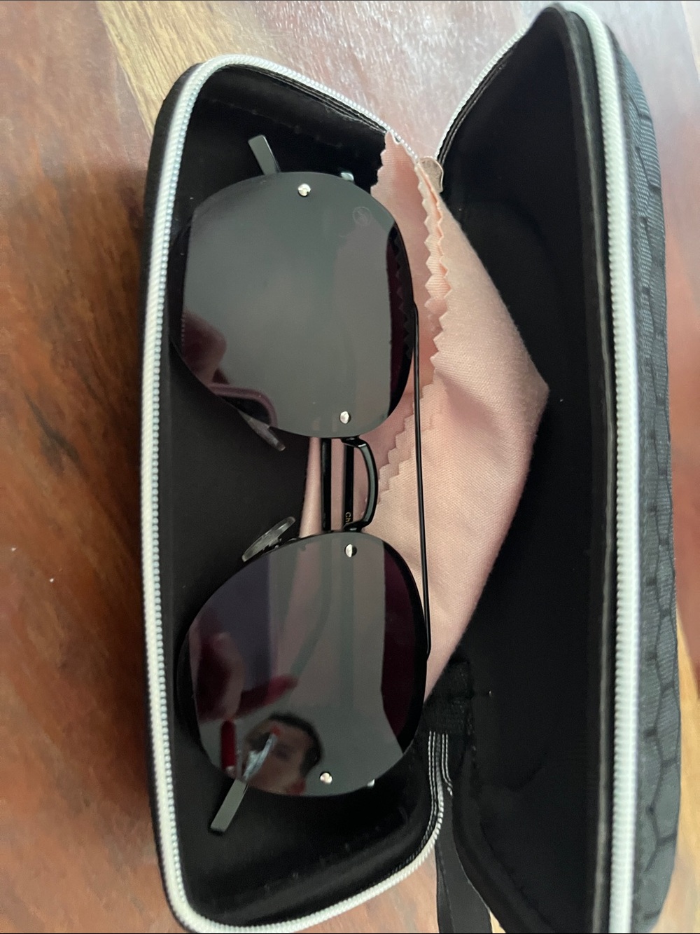 Womens Wear Me Rimless Sunglasses with Pink Cleaning Cloth